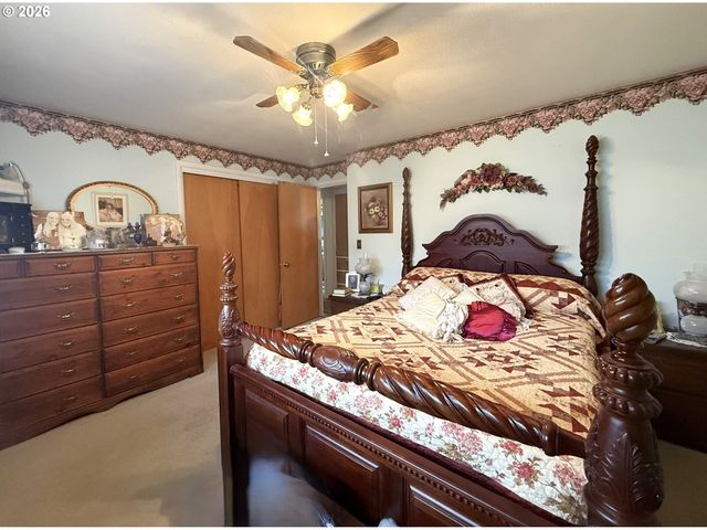 126 WOODLANE Dr, Springfield, OR 97477