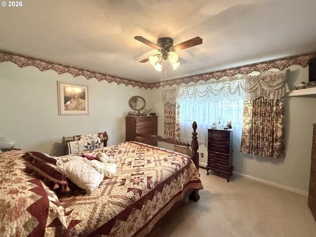 126 WOODLANE Dr, Springfield, OR 97477