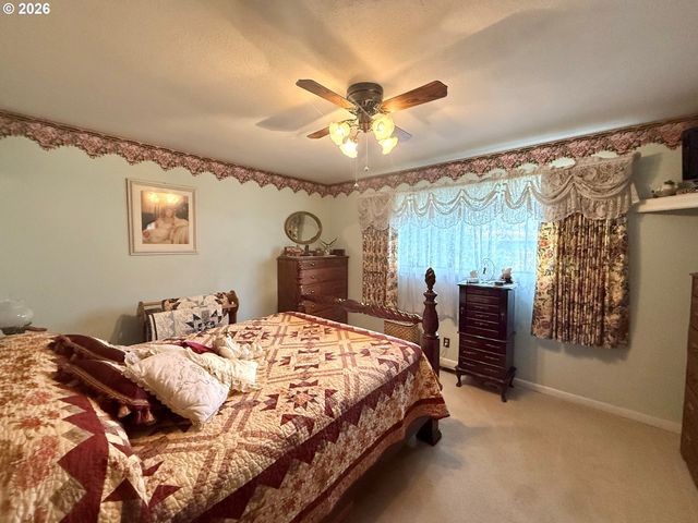 126 WOODLANE Dr, Springfield, OR 97477