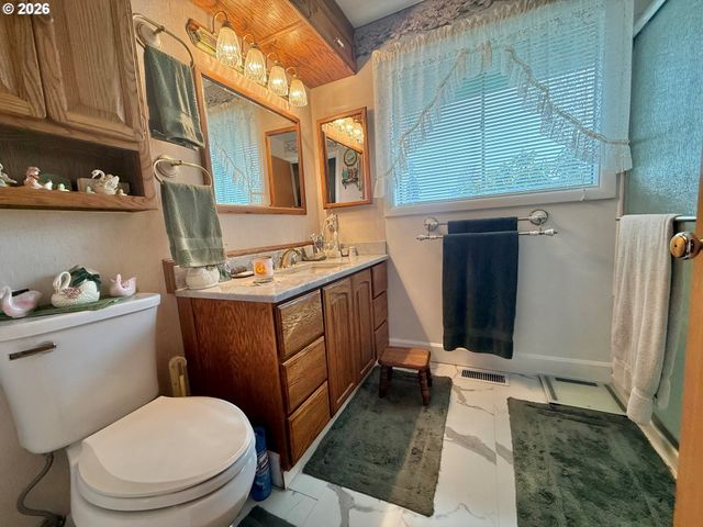 126 WOODLANE Dr, Springfield, OR 97477