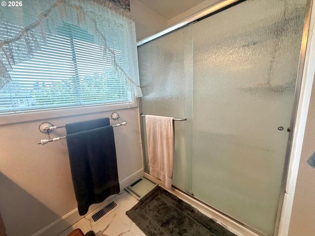 126 WOODLANE Dr, Springfield, OR 97477