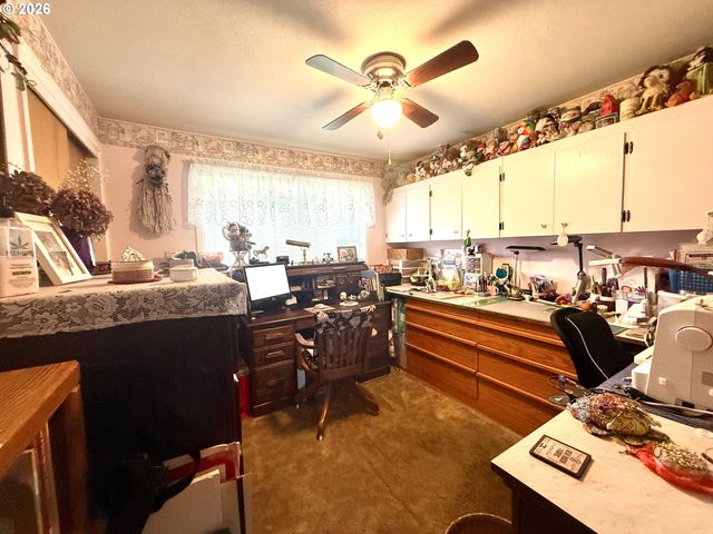 126 WOODLANE Dr, Springfield, OR 97477