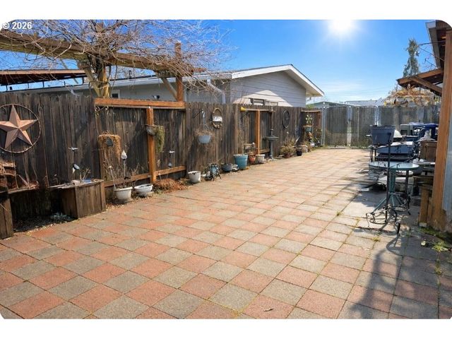 126 WOODLANE Dr, Springfield, OR 97477