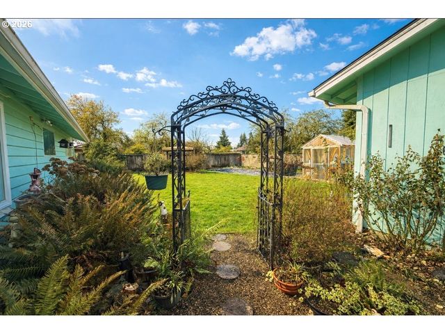 126 WOODLANE Dr, Springfield, OR 97477