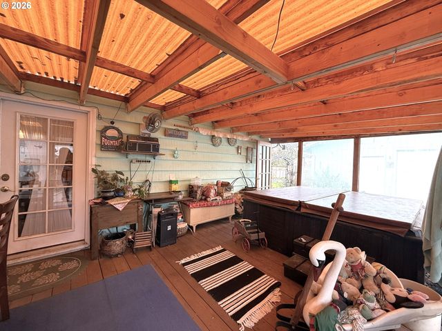 126 WOODLANE Dr, Springfield, OR 97477