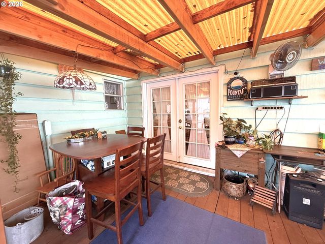 126 WOODLANE Dr, Springfield, OR 97477