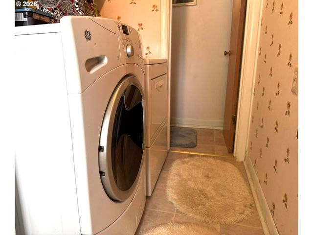 126 WOODLANE Dr, Springfield, OR 97477