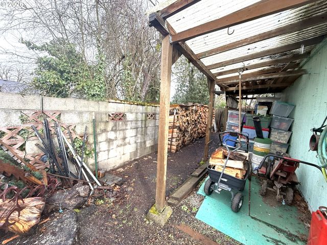 126 WOODLANE Dr, Springfield, OR 97477