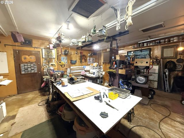 126 WOODLANE Dr, Springfield, OR 97477