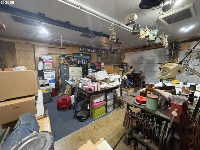 126 WOODLANE Dr, Springfield, OR 97477