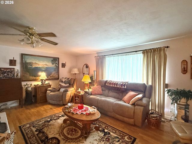 126 WOODLANE Dr, Springfield, OR 97477