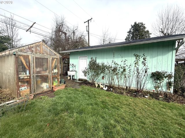 126 WOODLANE Dr, Springfield, OR 97477