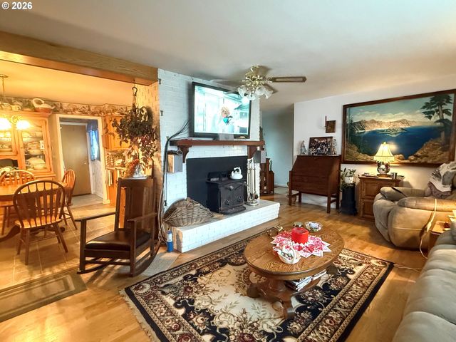 126 WOODLANE Dr, Springfield, OR 97477