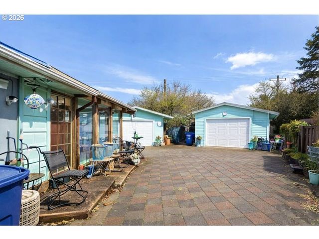 126 WOODLANE Dr, Springfield, OR 97477