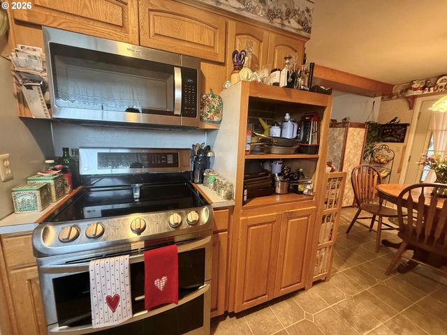 126 WOODLANE Dr, Springfield, OR 97477