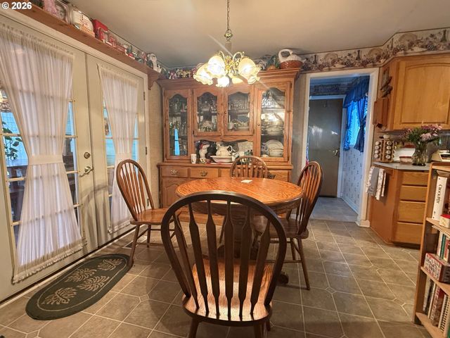 126 WOODLANE Dr, Springfield, OR 97477