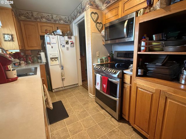 126 WOODLANE Dr, Springfield, OR 97477