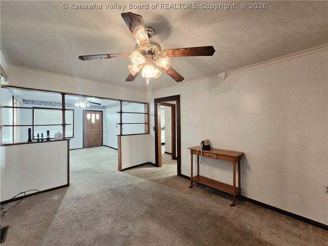 127 W Central Avenue, Belle, WV 25015