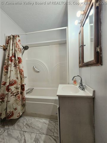 127 W Central Avenue, Belle, WV 25015
