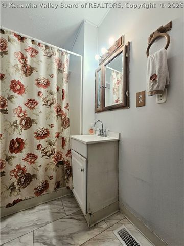 127 W Central Avenue, Belle, WV 25015