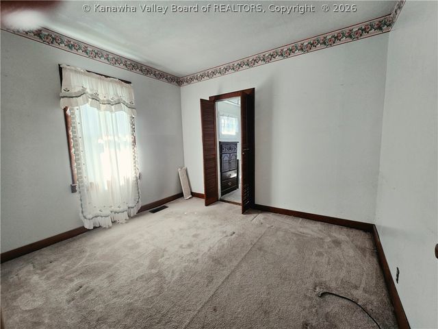 127 W Central Avenue, Belle, WV 25015