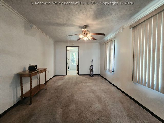 127 W Central Avenue, Belle, WV 25015