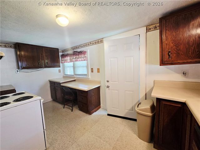 127 W Central Avenue, Belle, WV 25015