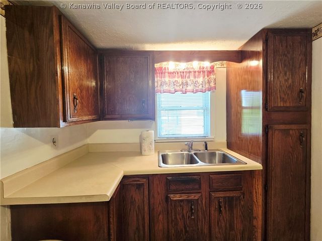 127 W Central Avenue, Belle, WV 25015