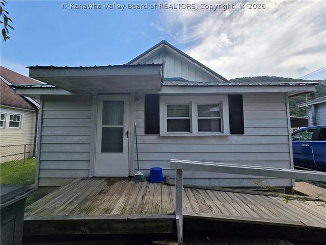 127 W Central Avenue, Belle, WV 25015