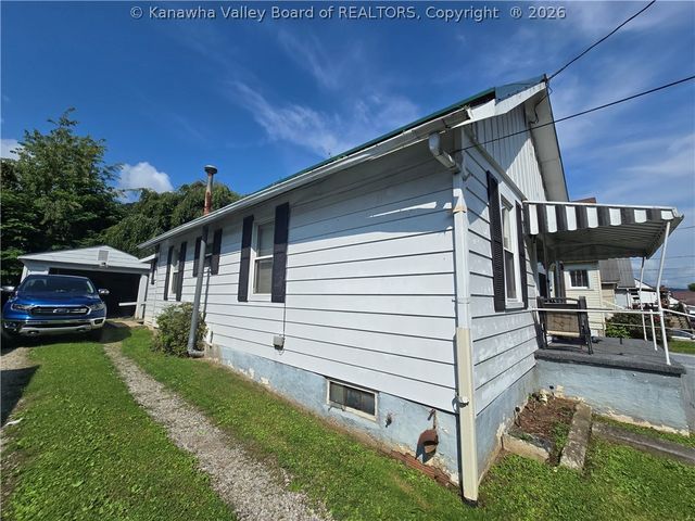 127 W Central Avenue, Belle, WV 25015