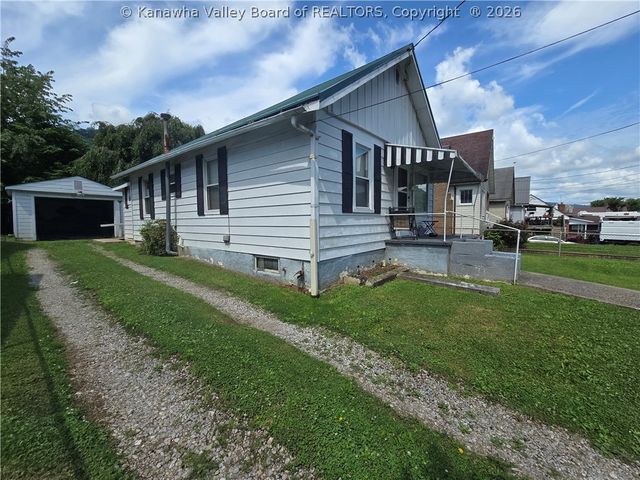 127 W Central Avenue, Belle, WV 25015
