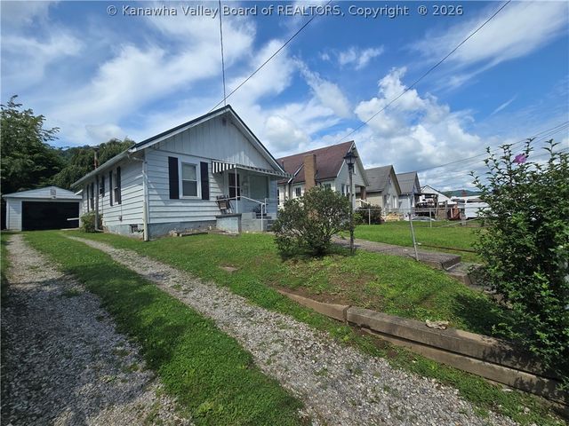 127 W Central Avenue, Belle, WV 25015