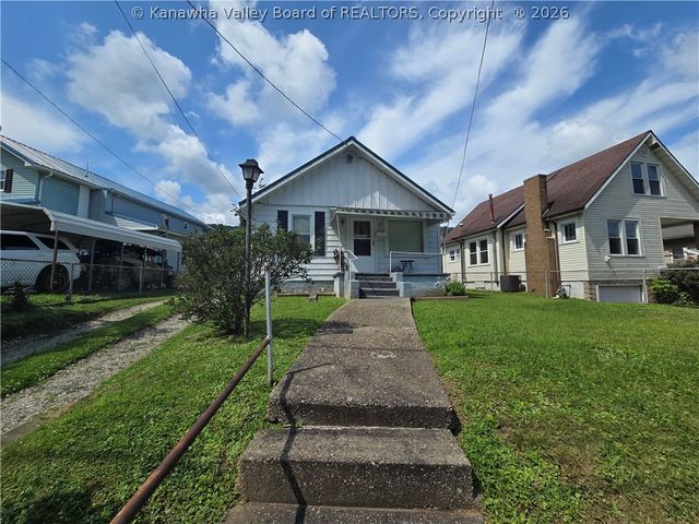 127 W Central Avenue, Belle, WV 25015