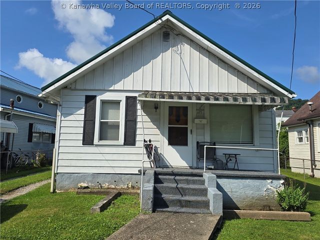 127 W Central Avenue, Belle, WV 25015