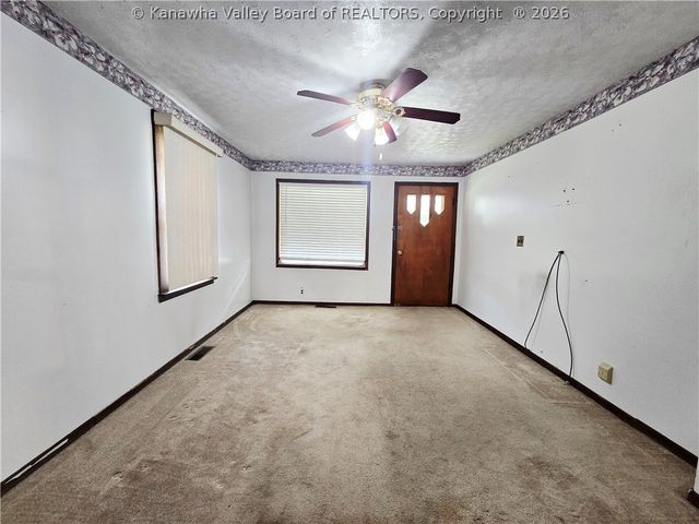 127 W Central Avenue, Belle, WV 25015
