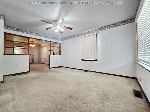 127 W Central Avenue, Belle, WV 25015