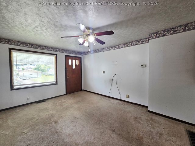 127 W Central Avenue, Belle, WV 25015