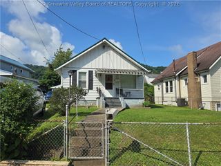 127 W Central Avenue, Belle, WV 25015