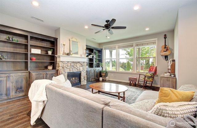 2307 E 6th Street, La Center, WA 98629