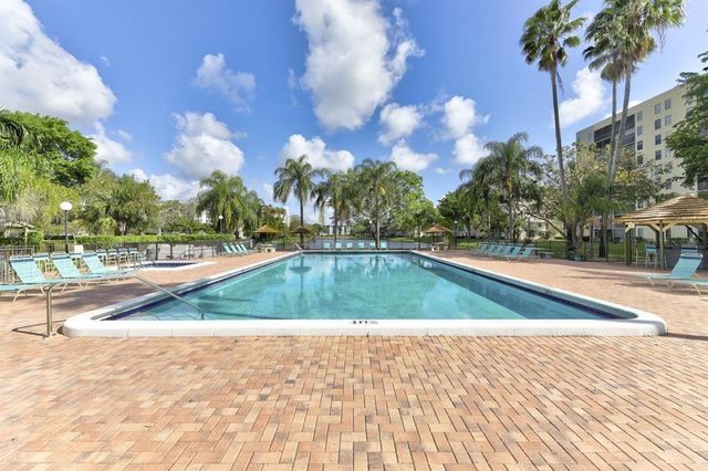 2206 S Cypress Bend Drive 102, Pompano Beach, FL 33069