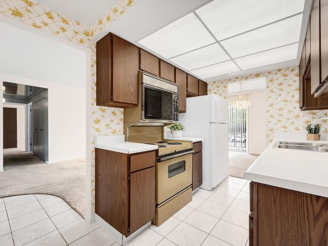 6340 AMERICANA Drive 216, Willowbrook, IL 60527