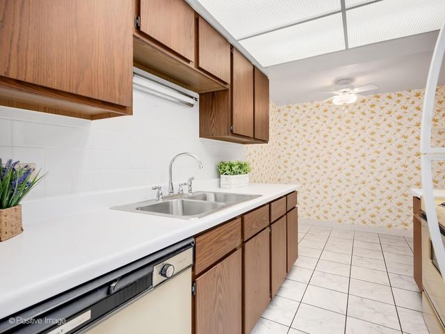 6340 AMERICANA Drive 216, Willowbrook, IL 60527