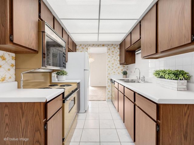 6340 AMERICANA Drive 216, Willowbrook, IL 60527