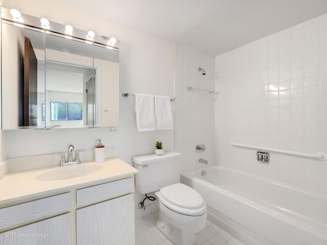 6340 AMERICANA Drive 216, Willowbrook, IL 60527