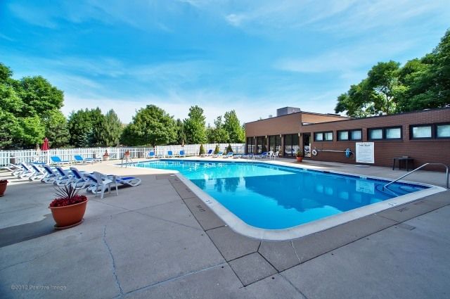 6340 AMERICANA Drive 216, Willowbrook, IL 60527