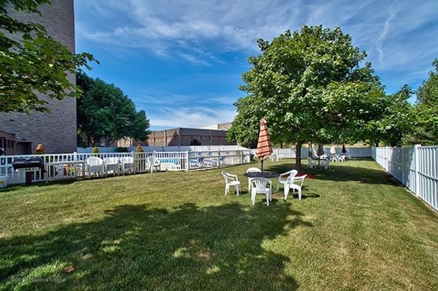 6340 AMERICANA Drive 216, Willowbrook, IL 60527