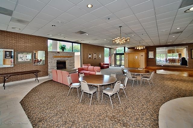 6340 AMERICANA Drive 216, Willowbrook, IL 60527