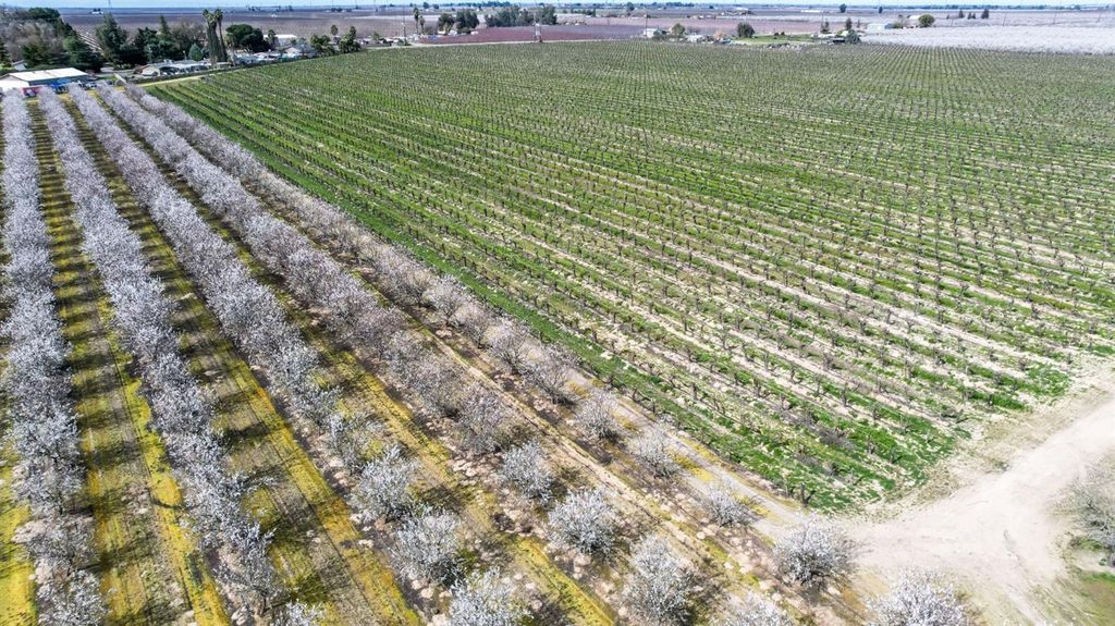 Image 10 of property listing at 10690 S Henderson Road, Fresno, CA 93706