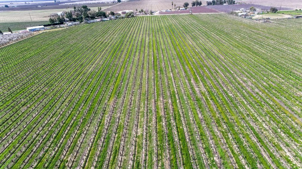 Image 12 of property listing at 10690 S Henderson Road, Fresno, CA 93706
