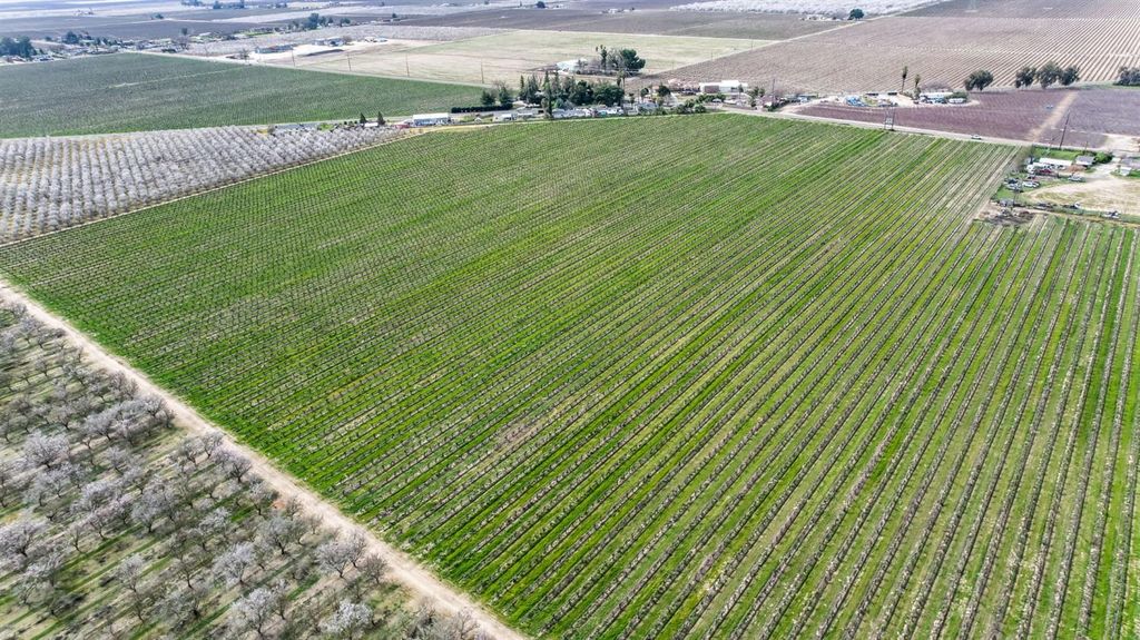 Image 13 of property listing at 10690 S Henderson Road, Fresno, CA 93706